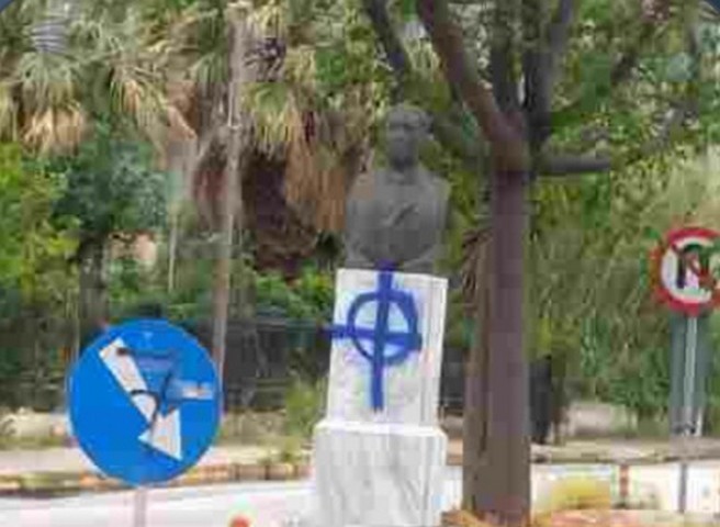 Βανδάλισαν με φασιστικά σύμβολα το άγαλμα του Γρηγόρη Λαμπράκη στον Μαραθώνα
