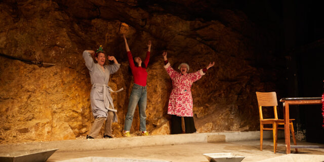 Τρεις γυναίκες ξεπλένουν τις αμαρτίες τους σε ένα υδροθεραπευτήριο