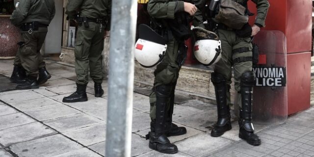 Επίθεση με μολότοφ εναντίον ΜΑΤ στα Εξάρχεια