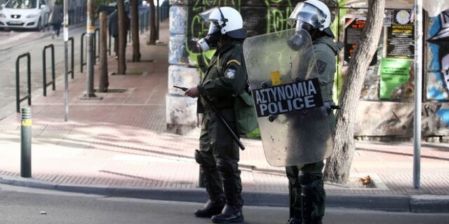 Επίθεση με βόμβες μολότοφ έξω από τα γραφεία του ΠΑΣΟΚ