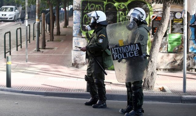 Επίθεση με βόμβες μολότοφ έξω από τα γραφεία του ΠΑΣΟΚ