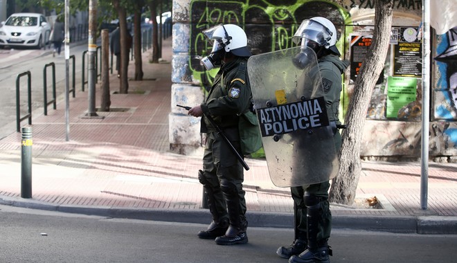 Επίθεση με βόμβες μολότοφ έξω από τα γραφεία του ΠΑΣΟΚ