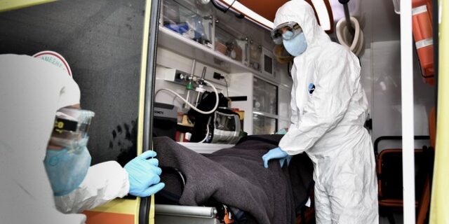 Ευλογιά των πιθήκων: Με ειδικές κάψουλες η μεταφορά του 29χρονου και της συντρόφου του – Τα νεότερα για την υγεία τους