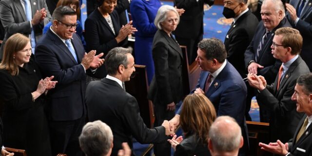 Μητσοτάκης στο Κογκρέσο: “Στο ελληνικό κοινοβούλιο δεν με χειροκροτούν τόσο”