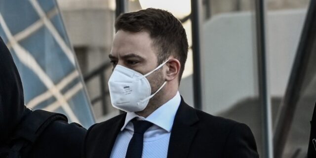 Μπάμπης Αναγνωστόπουλος: Κρέμασε το σκυλί και το παράτησε – “Άφησα ένα κενό στο μάτι για να βλέπω το παιδί”