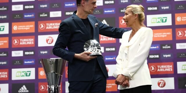 EuroLeague: Ο Γιώργος Μπαρτζώκας προπονητής της χρονιάς, παρέλαβε το βραβείο από τη Νένα Ίβκοβιτς