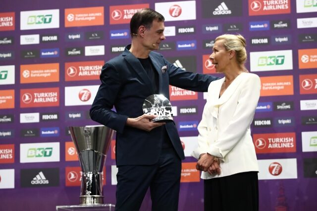 EuroLeague: Ο Γιώργος Μπαρτζώκας προπονητής της χρονιάς, παρέλαβε το βραβείο από τη Νένα Ίβκοβιτς