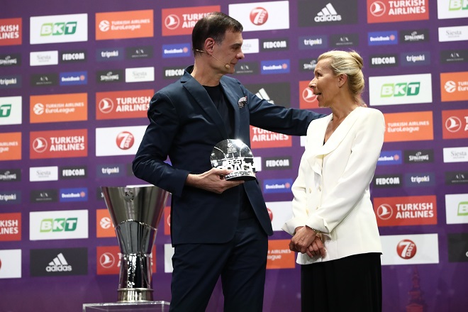 EuroLeague: Ο Γιώργος Μπαρτζώκας προπονητής της χρονιάς, παρέλαβε το βραβείο από τη Νένα Ίβκοβιτς
