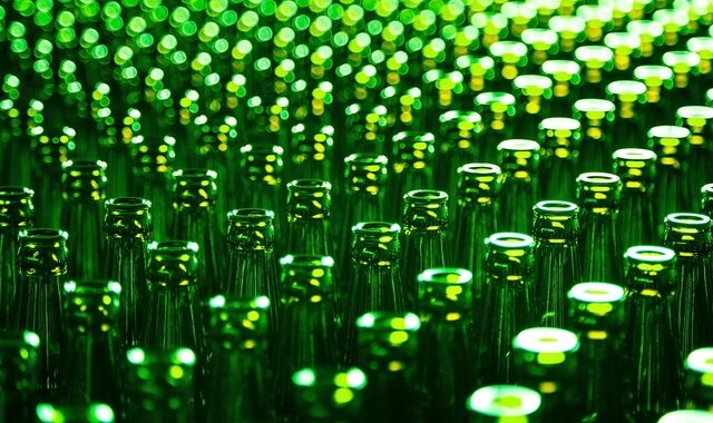 Γερμανία: Τελειώνουν τα μπουκάλια μπύρας – “Καμπανάκι” από τις ζυθοποιίες