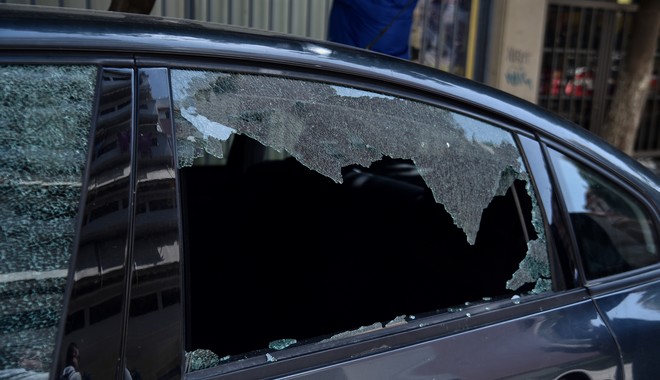 Νέα Ιωνία: Πέταξαν χειροβομβίδα σε πυλωτή πολυκατοικίας – Η έκρηξη προκαλέσε ζημιές σε 6 οχήματα