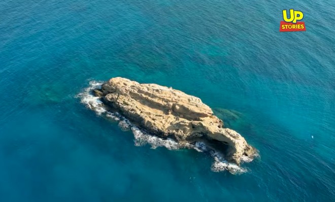Κασίδας: Το νησάκι που έγινε κυριολεκτικά “της Πόπης”
