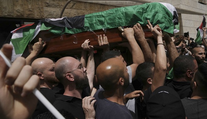 Επίθεση της ισραηλινής αστυνομίας κατά την έξοδο του φερέτρου της δολοφονημένης δημοσιογράφου