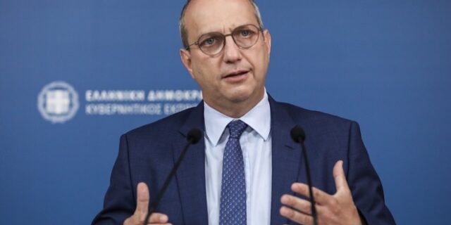 Οικονόμου: “Ιστορικό δικαίωμα” η αίτηση Μητσοτάκη για αγροτική αποζημίωση 8.500 ευρώ