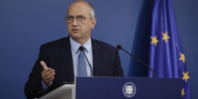 Οικονόμου: Ο Τσίπρας υιοθετεί επιχειρήματα του πρώιμου ΠΑΣΟΚ