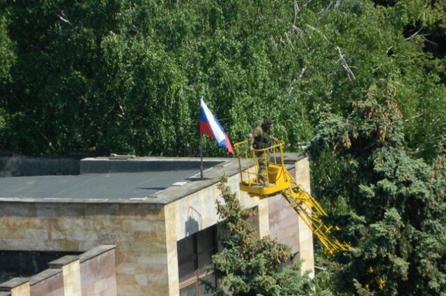 Ουκρανία: “Έπεσε” το Σβιτλοντάρσκ στο Ντονέτσκ – Ύψωσαν ρωσική σημαία στο δημαρχείο