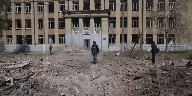 Ουκρανία: “Πιθανότατα νεκροί” και οι 60 αγνοούμενοι στο σχολείο που βομβαρδίστηκε