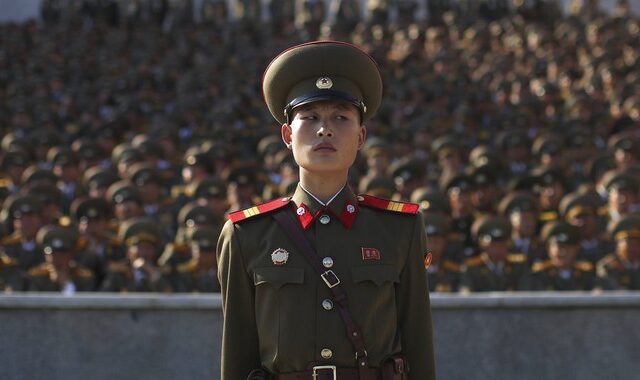 Βόρεια Κορέα: Η εξάπλωση του κορονοϊού πιθανόν να συνδέεται με στρατιωτική παρέλαση