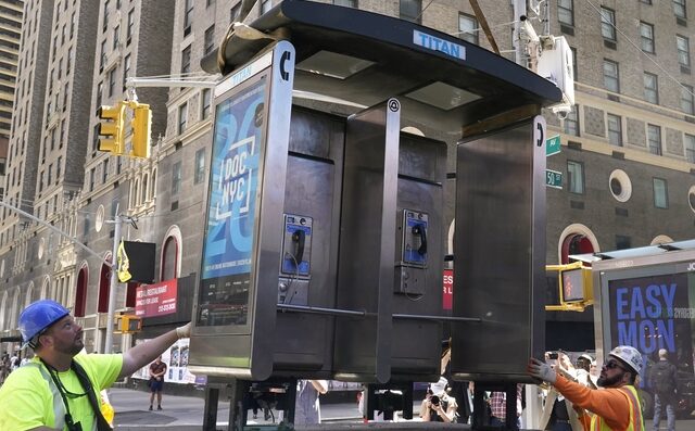 Νέα Υόρκη: Τέλος εποχής για τα δημόσια τηλέφωνα – Ξηλώθηκε το τελευταίο