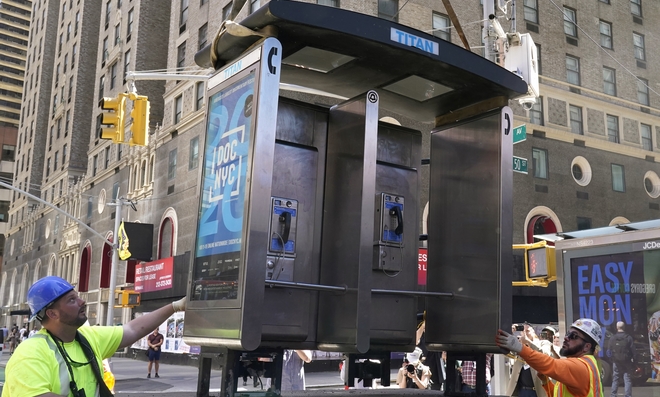 Νέα Υόρκη: Τέλος εποχής για τα δημόσια τηλέφωνα – Ξηλώθηκε το τελευταίο