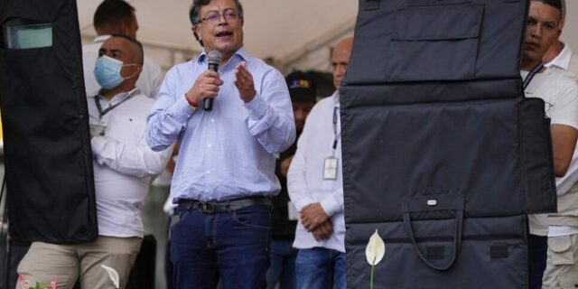 Εκλογές στην Κολομβία: Φαβορί ο αριστερός Πέτρο που μιλά πίσω από αλεξίσφαιρες ασπίδες
