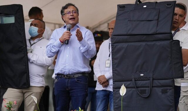 Εκλογές στην Κολομβία: Φαβορί ο αριστερός Πέτρο που μιλά πίσω από αλεξίσφαιρες ασπίδες