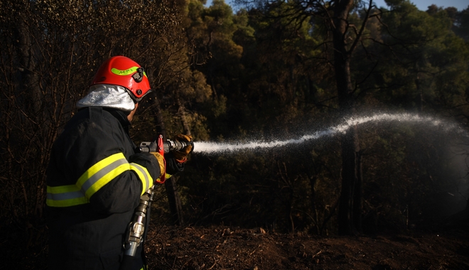 Οριοθετήθηκε η φωτιά στον Άγιο Στέφανο – Τραυματίστηκε εθελοντής πυροσβέστης