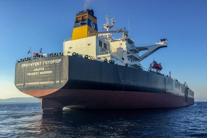 Κατάληψη ελληνικών τάνκερ στον Περσικό: “Τους αφήνουν να κυκλοφορούν στο πλοίο”, λέει ο πατέρας ναυτικού