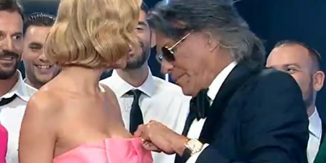 X-Factor: Ο Ψινάκης κατέβασε το φόρεμα της Λιόλιου on air – Αμηχανία και αντιδράσεις