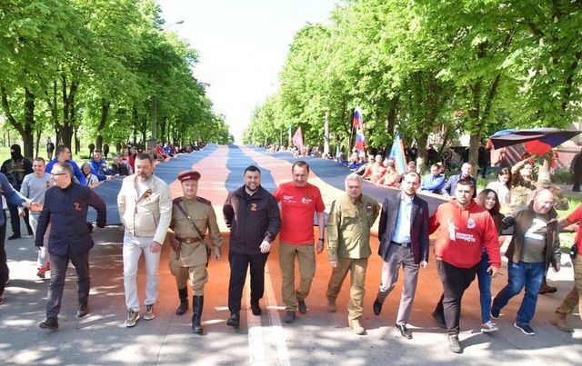 Μαριούπολη: Εκαναν παρέλαση οι Ρώσοι αυτονομιστές