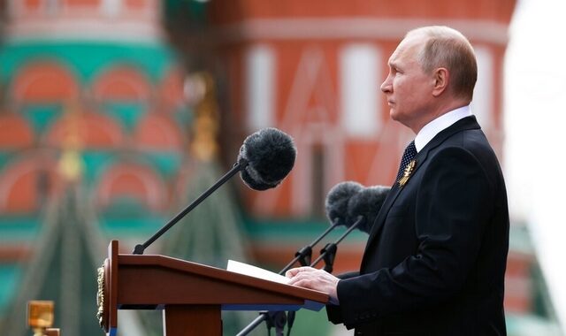 “Παρανοϊκός δικτάτορας”: Ρώσοι δημοσιογράφοι γέμισαν ιστότοπο υπέρ του Πούτιν με αντιπολεμικά άρθρα