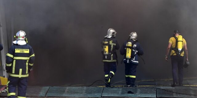 Ελευσίνα: Φωτιά σε παροπλισμένο πλοίο στο λιμάνι
