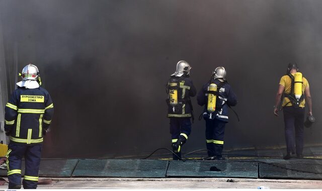 Ελευσίνα: Φωτιά σε παροπλισμένο πλοίο στο λιμάνι