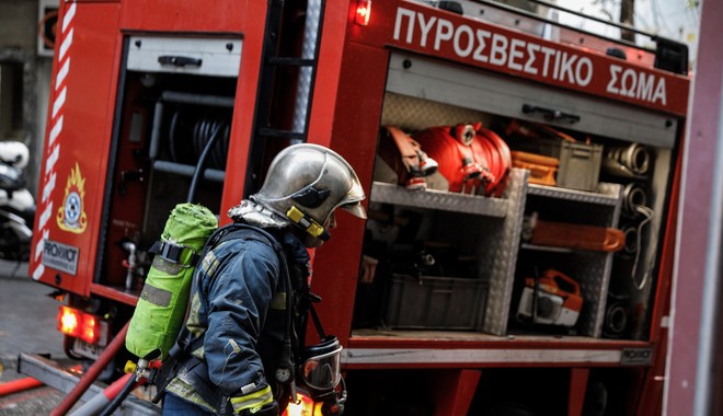 Φωτιά στο υπόγειο κτιρίου που στεγάζονται γραφεία στο κέντρο της Αθήνας