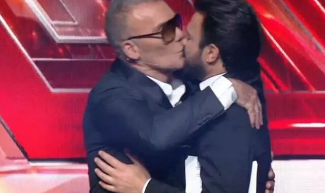 X-Factor: Ο Στέλιος Ρόκκος φίλησε στο στόμα τον Ανδρέα Γεωργίου