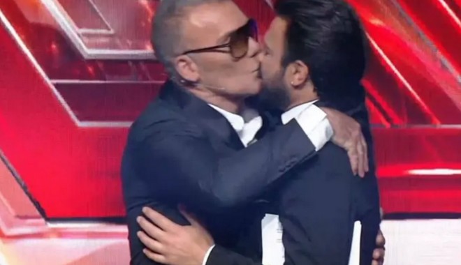 X-Factor: Ο Στέλιος Ρόκκος φίλησε στο στόμα τον Ανδρέα Γεωργίου