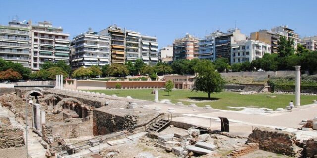 Θεσσαλονίκη: Νεαρό ζευγάρι τραυματίστηκε όταν έπεσε από κάγκελα στην Αρχαία Αγορά