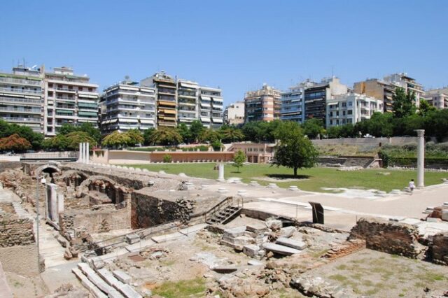 Θεσσαλονίκη: Νεαρό ζευγάρι τραυματίστηκε όταν έπεσε από κάγκελα στην Αρχαία Αγορά