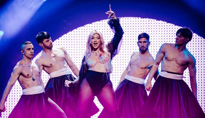 Eurovision 2022: Χαμός με τη Ronela, σχημάτισε τον Αλβανικό αετό