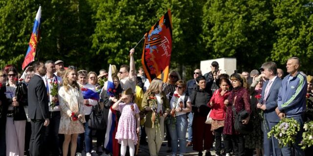 Γερμανία: Στο μάτι του κυκλώνα η δήμαρχος του Βερολίνου-Γέμισε με ρωσικές σημαίες η πόλη