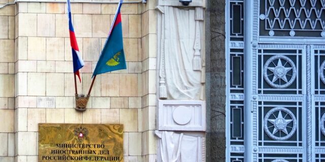 Ρωσία: Απειλεί να κλείσει την πρεσβεία της στη Σόφια αν απελαθούν 70 Ρώσοι διπλωμάτες