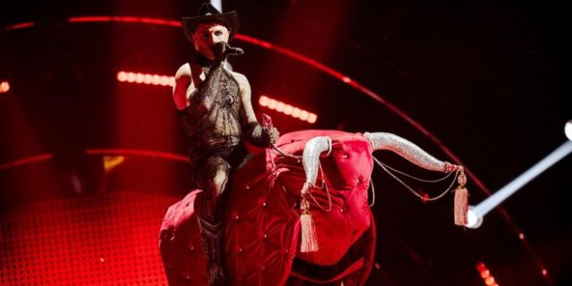 Eurovision 2022: Αναστάτωσε ο “Νταμιάνο” του Σαν Μαρίνο – Έκανε ροντέο ημίγυμνος και φιλήθηκε με τον κιθαρίστα