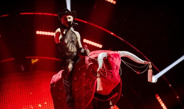 Eurovision 2022: Αναστάτωσε ο “Νταμιάνο” του Σαν Μαρίνο – Έκανε ροντέο ημίγυμνος και φιλήθηκε με τον κιθαρίστα