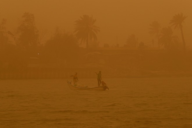 Αμμοθύελλα “έπνιξε” ξανά Ιράκ, Κουβέιτ και Σ. Αραβία – Έκλεισαν αεροδρόμια και δημόσιες υπηρεσίες