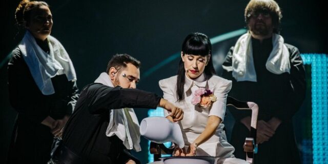 Eurovision 2022: Χαμός με τη Σερβία – Γιατί η τραγουδίστρια πλένει τα χέρια της στη σκηνή