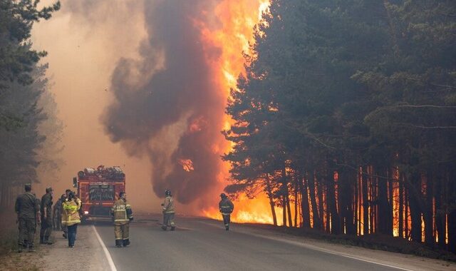 Πύρινη λαίλαπα στη Σιβηρία: 200 κτίρια καίγονται, τουλάχιστον 5 νεκροί