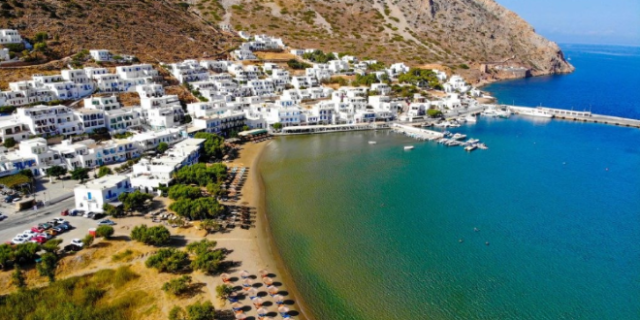 Οι πανέμορφες Καμάρες της Σίφνου με τη χρυσαφένια παραλία