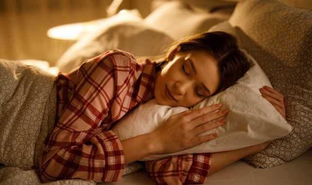 Πώς ο ύπνος συνδέεται με την απώλεια βάρους