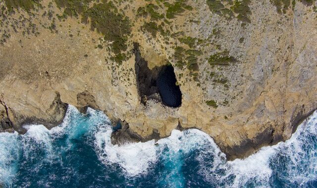 Μωβ σπήλαιο: Το κρυμμένο “διαμάντι” της Εύβοιας