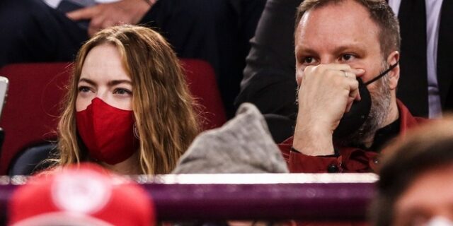 Ολυμπιακός – Μονακό: Η Έμα Στόουν με τον Γιώργο Λάνθιμο στο ΣΕΦ για το Game 5