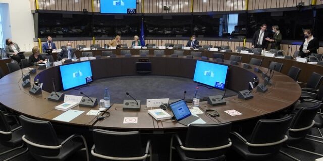 Η Κομισιόν ενδέχεται να εξαιρέσει Ουγγαρία και Σλοβακία από το εμπάργκο ρωσικού πετρελαίου